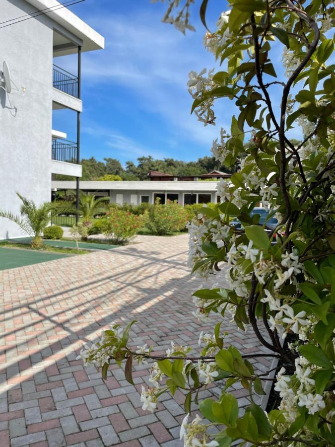 Hotel Mandarin Pizunda Exterior photo