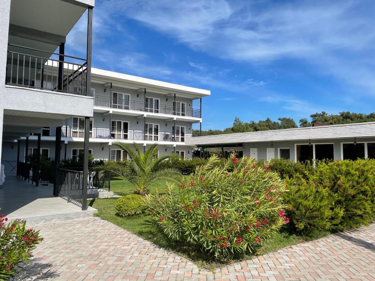 Hotel Mandarin Pizunda Exterior photo